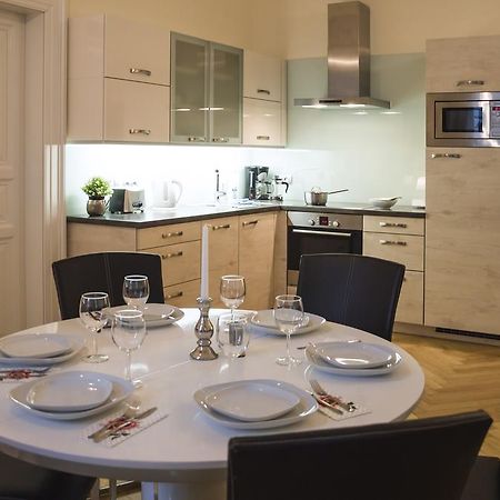 Modern Apartment Všehrdova Praha Exteriér fotografie